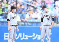 　試合に勝利するも、厳しい表情を見せる巨人・戸郷翔征（右）とそれを見つめる原監督（撮影・高石航平）