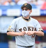 　６回、選手交代を告げベンチに戻る巨人・原監督（撮影・高石航平）