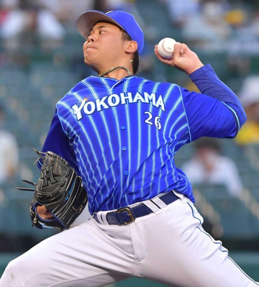 　力投する浜口。甲子園で通算５勝目をあげた