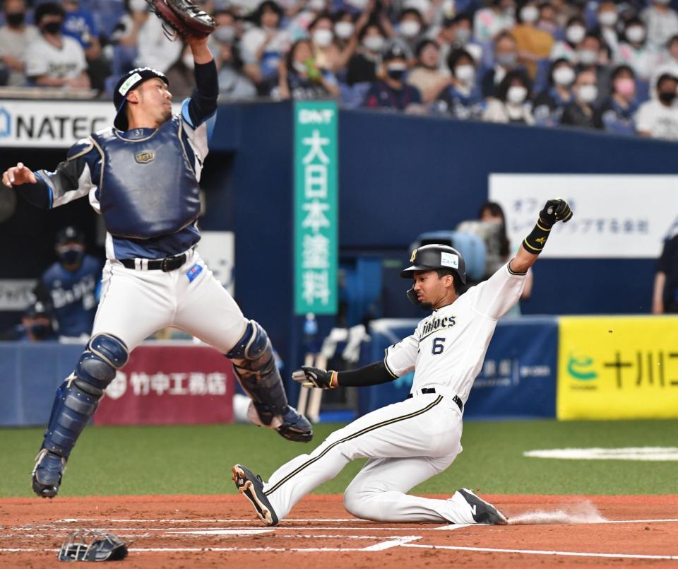 １回、Ｔ-岡田の右前打で二走・宗が生還（捕手は西武・柘植）＝京セラドーム（撮影・佐々木彰尚）