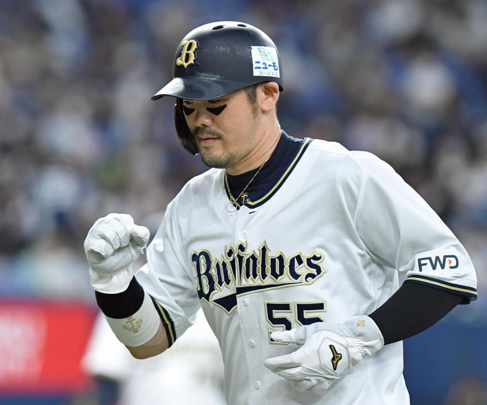 １回、先制打を放ち、こぶしを握るＴ－岡田（撮影・佐々木彰尚）