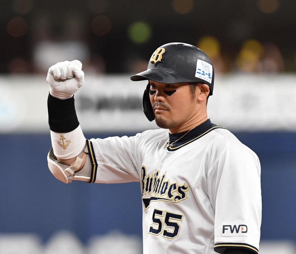 ７回、右前に同点適時打を放ち、ガッツポーズをするＴ－岡田（撮影・佐々木彰尚）