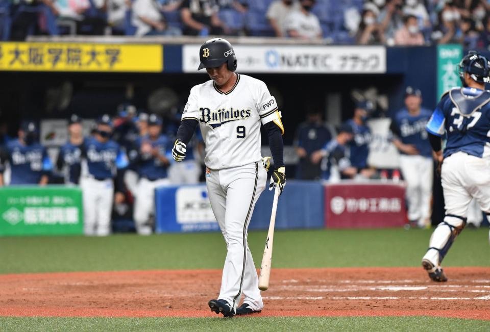 　９回、空振り三振に倒れた大城（撮影・佐々木彰尚）