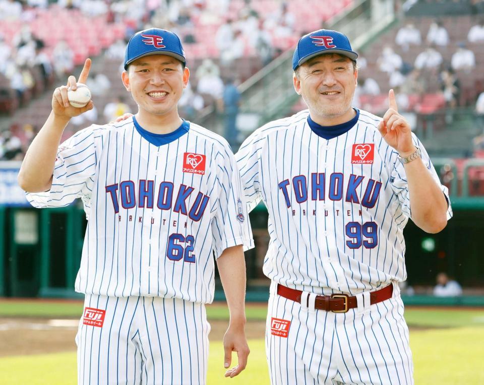 　プロ初勝利のウイニングボールを手に笑顔でポーズをとる楽天・西口。右は石井監督＝楽天生命パーク