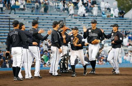 日本ハムに連勝し、タッチを交わすロッテナイン