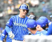 ４回、３ランを放ち、ナインに迎えられるソト＝甲子園（撮影・北村雅宏）