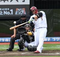 　４回１死、楽天・浅村は先制ソロを放つ（撮影・伊東昌一郎）