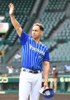 お立ち台後、スタンドのファンに手を振るＤｅＮＡ・ソト（撮影・北村雅宏）