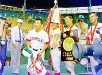 全国高校野球選手権で松山商を優勝に導いた沢田監督＝１９９６年８月２１日、甲子園