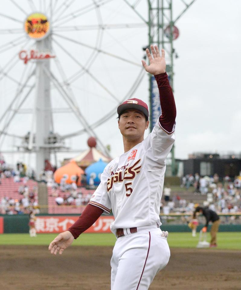 スタンドに手を振る楽天・茂木（撮影・冨永豊）