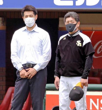 　楽天－ソフトバンク戦の視察に訪れた野球日本代表の稲葉監督（左）（共同）