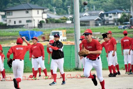 　練習中で選手に声をかける聖カタリナ学園・越智監督（中央）