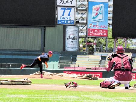 ２９日・日本ハム戦（楽天生命）での先発登板に向けて、楽天生命パークのマウンドから投球練習を行う釜田