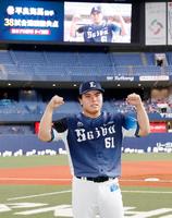 38試合連続無失点のプロ野球記録に並び、ガッツポーズする西武・平良＝京セラドーム