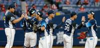 ソフトバンクに勝利し、タッチを交わす平良（左端）ら西武ナイン＝京セラドーム