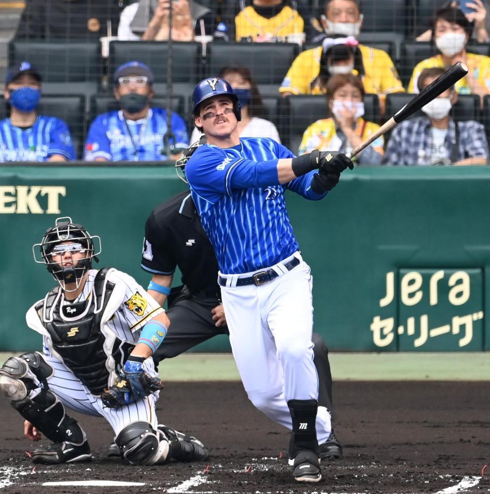 　１回、中越えに１７号先制２ランを放つオースティン