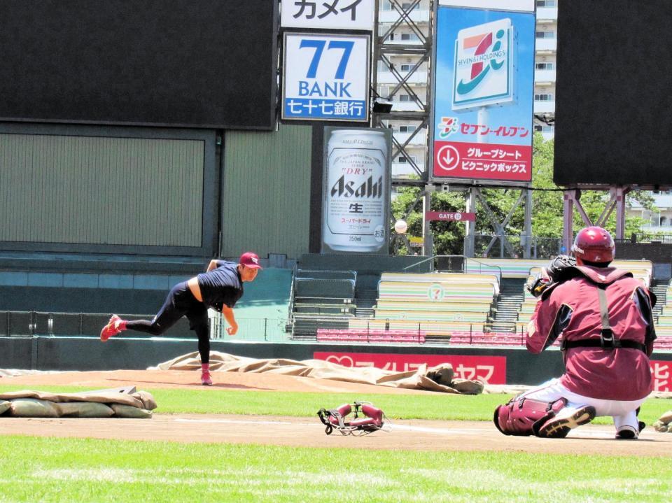 ２９日・日本ハム戦（楽天生命）での先発登板に向けて、楽天生命パークのマウンドから投球練習を行う釜田