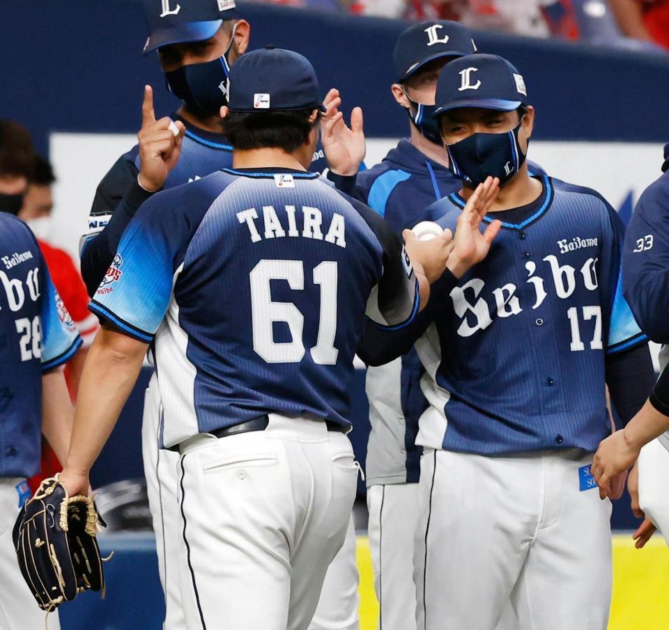 ソフトバンクに勝利し、松本（17）にウイニングボールを渡そうとする西武の平良（61）＝京セラドーム