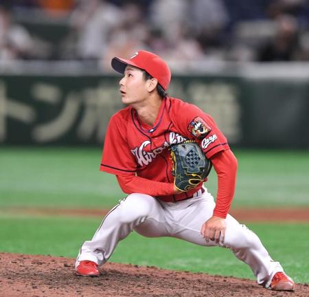 　８回、岡本和に左越え３ランを打たれた森浦（撮影・開出牧）