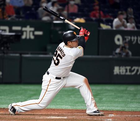 　８回、岡本和は左中間に２３号勝ち越し３ランを放つ（撮影・佐藤厚）