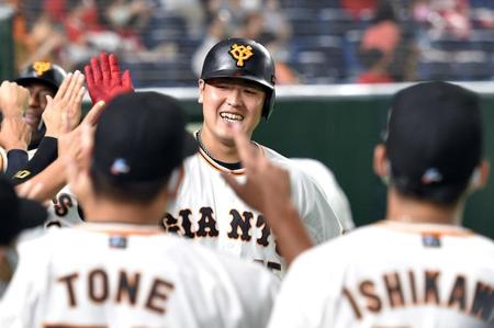 　笑顔でハイタッチする岡本和