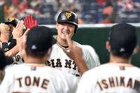 　笑顔でハイタッチする岡本和