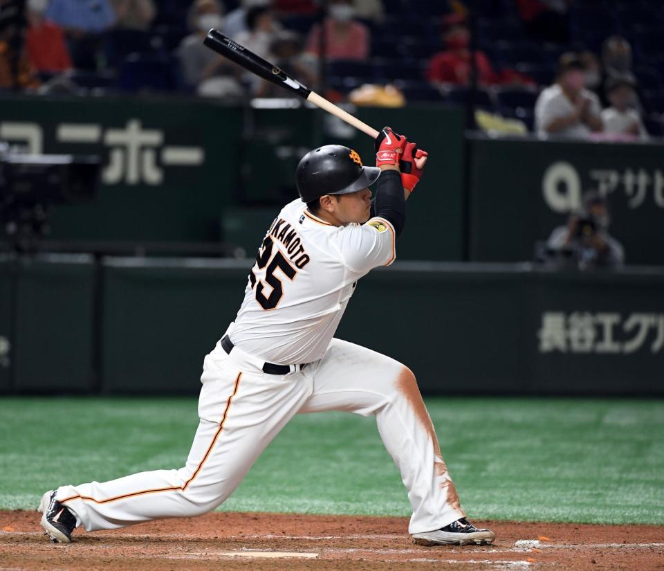 　８回、岡本和は左中間に２３号勝ち越し３ランを放つ（撮影・佐藤厚）