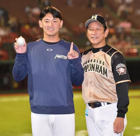 　プロ初勝利を挙げ、栗山監督（右）に祝福される立野（撮影・西岡正）