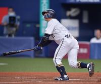 　４回、左越えに３ランを放つ若月（撮影・神子素慎一）