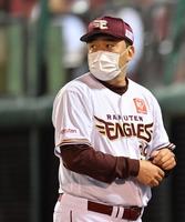 　８回、投手交代を告げ、ベンチへ引き揚げる石井監督（撮影・西岡正）