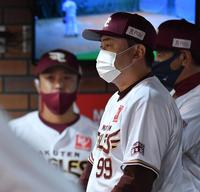 　８回、リクエストに失敗し、ベンチで厳しい表情を浮かべる石井監督（撮影・西岡正）