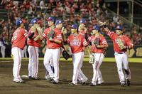 　西武に勝利しタッチを交わすソフトバンクナイン