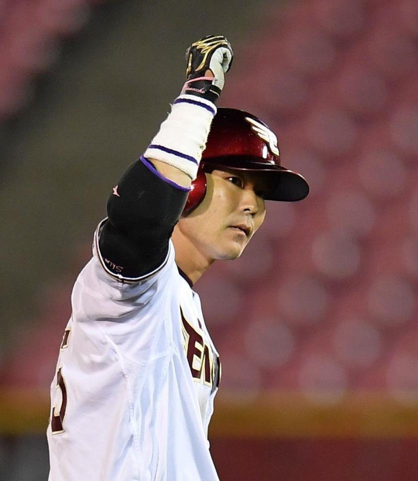 　５回、右翼線に同点二塁打を放ち、ガッツポーズの島内（撮影・西岡正）