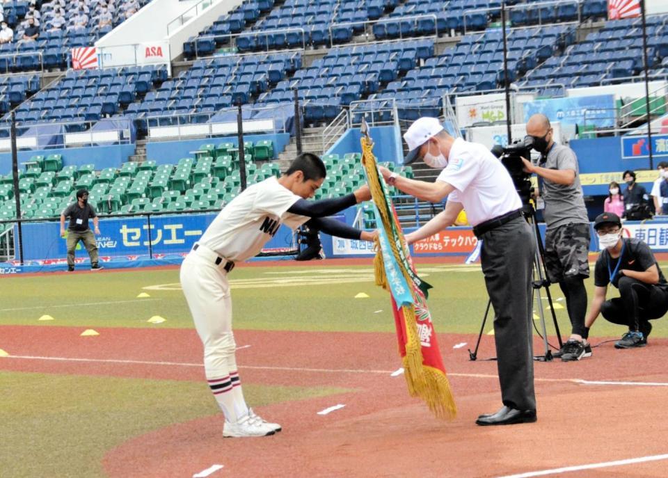 　19年夏の千葉大会王者として優勝旗を返還する習志野の主将・乗松