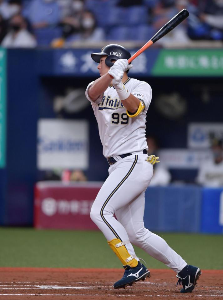 　２回、二塁打を放つオリックス・杉本（撮影・神子素慎一）