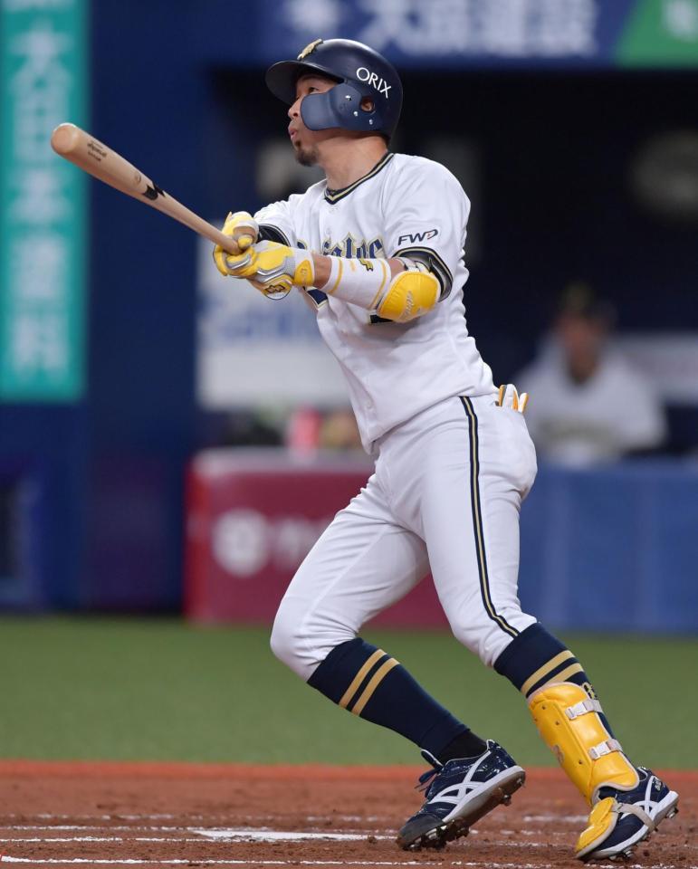 　１回、先制となる適時二塁打を放つ安達（撮影・神子素慎一）