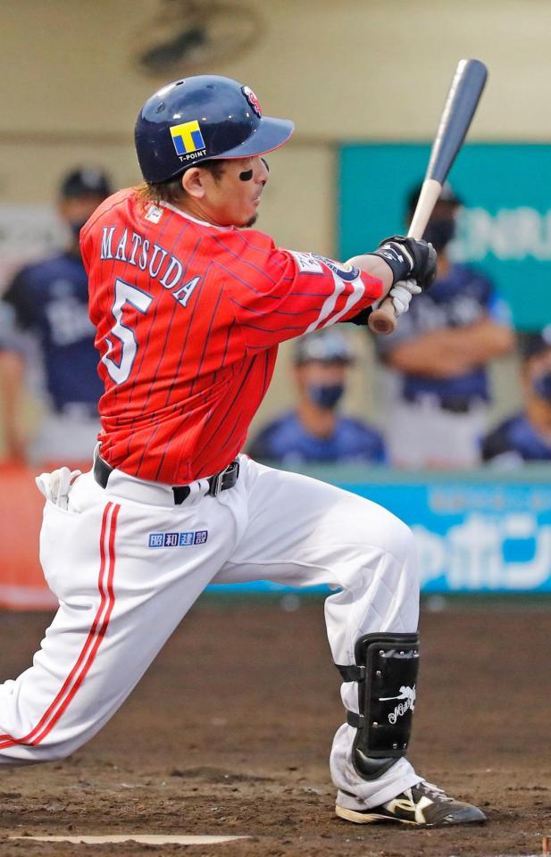 　３回ソフトバンク２死二塁、松田が左越えに２ランを放つ＝北九州