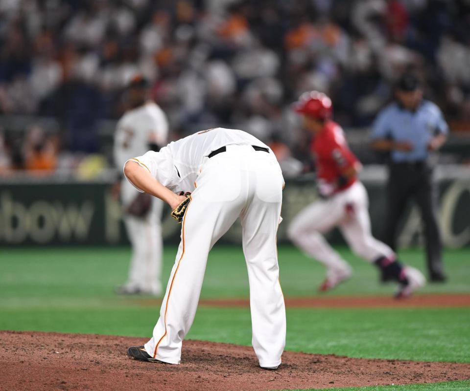 　８回、野間に先制の右越えソロを打たれノーヒットノーランの夢破れる巨人・山口（撮影・開出牧）