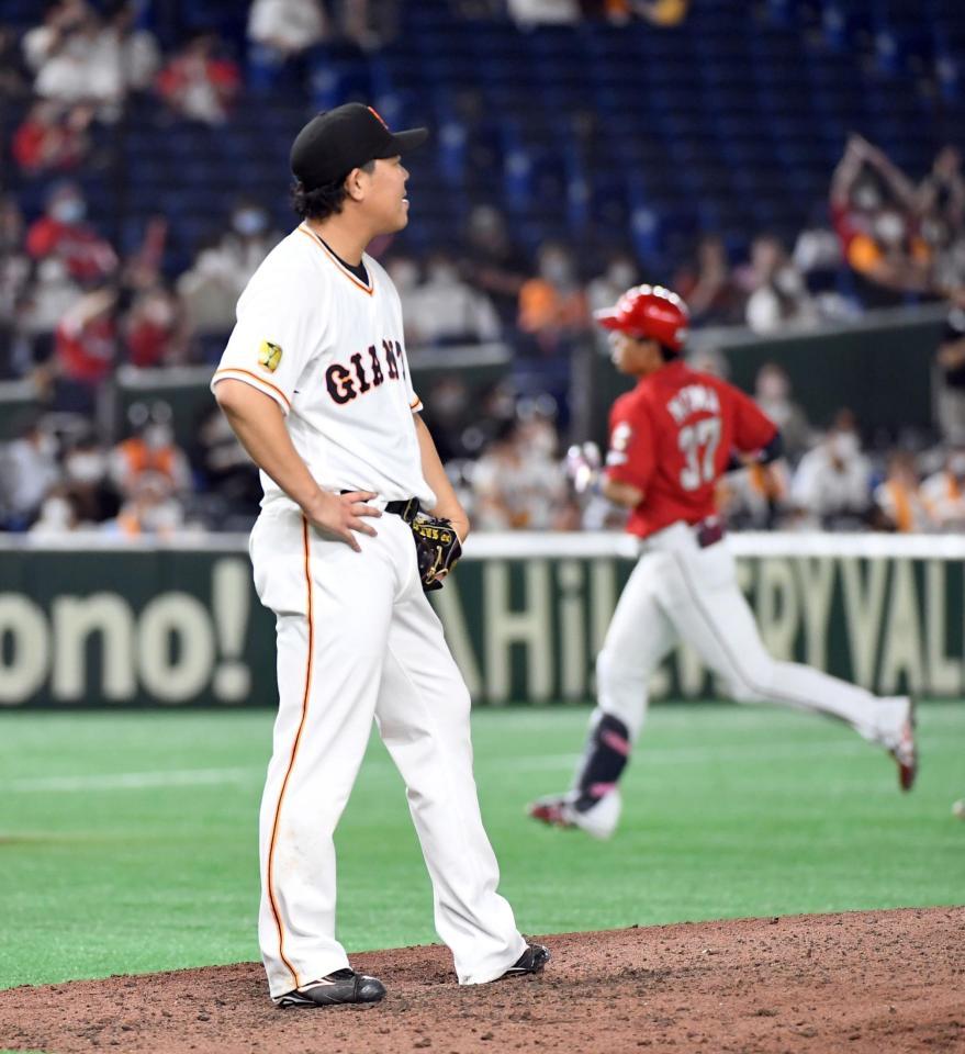 　８回、野間に右越えソロを打たれ、ぼう然と立ち尽くす山口（撮影・佐藤厚）