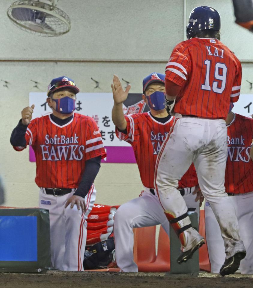 　５回、本塁打を放った甲斐（19）を迎える工藤監督（左）