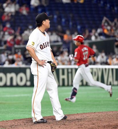 　８回、野間に右越えソロを打たれ、ぼう然と立ち尽くす山口