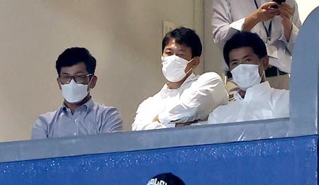 　試合を視察する野球日本代表の（右から）稲葉監督、井端、建山の両コーチ