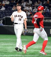 　１回、小園に先制適時二塁打を打たれ、がっくりの巨人・菅野（撮影・佐藤厚）