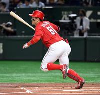 　１回、小園は中越えに先制適時二塁打を放つ（撮影・佐藤厚）