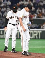 　３回、マウンドを降りる巨人・菅野（撮影・佐藤厚）