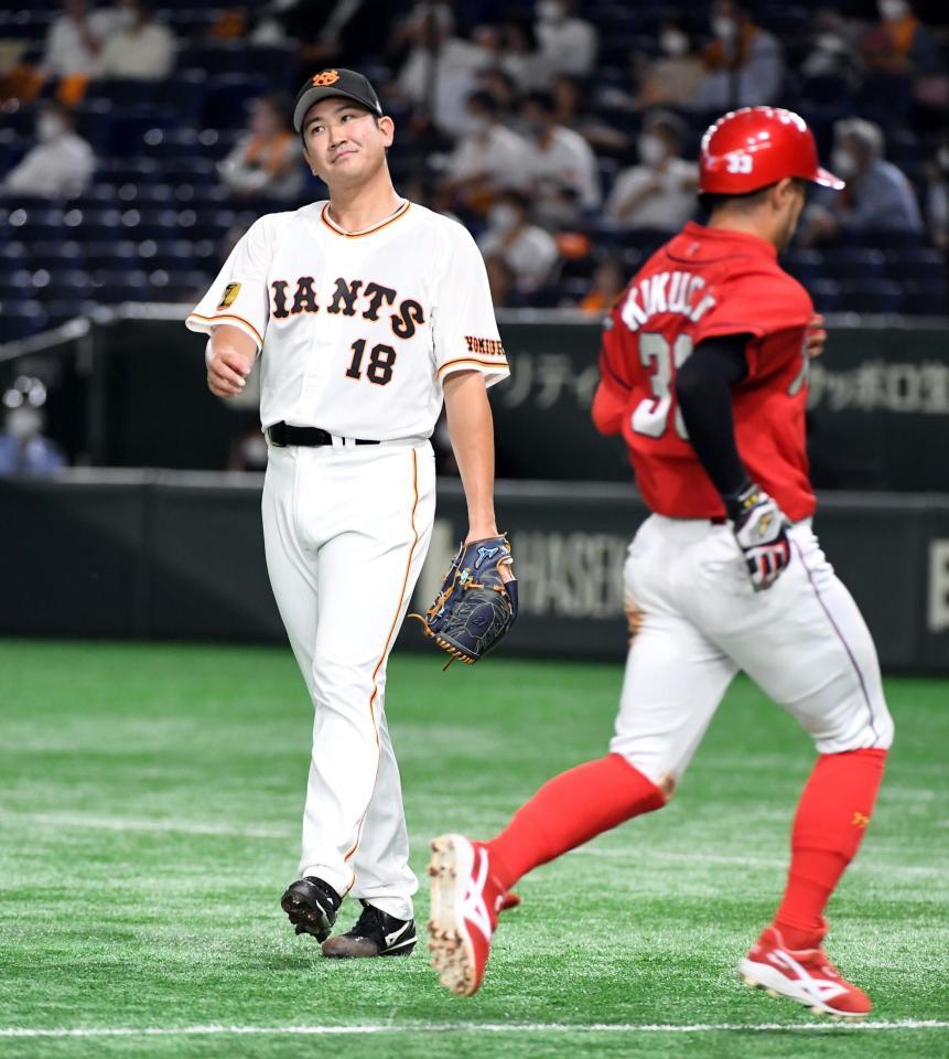 　１回、小園に先制適時二塁打を打たれ、がっくりの巨人・菅野（撮影・佐藤厚）