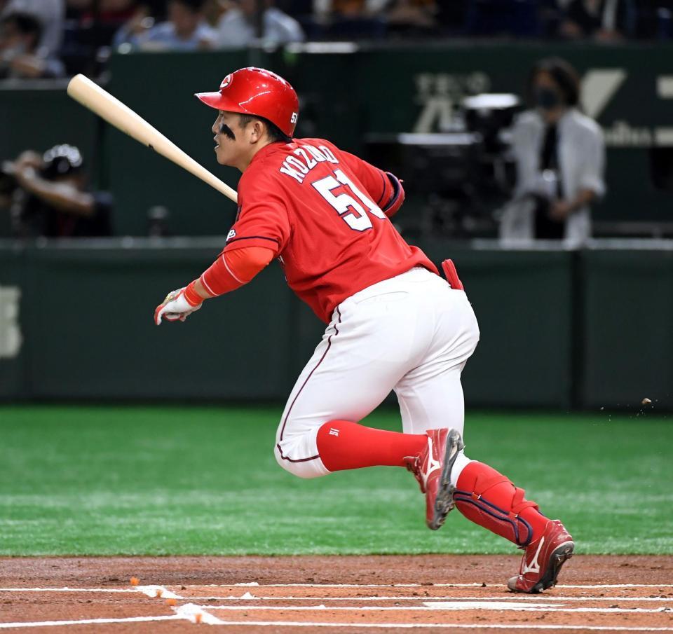 　１回、小園は中越えに先制適時二塁打を放つ（撮影・佐藤厚）