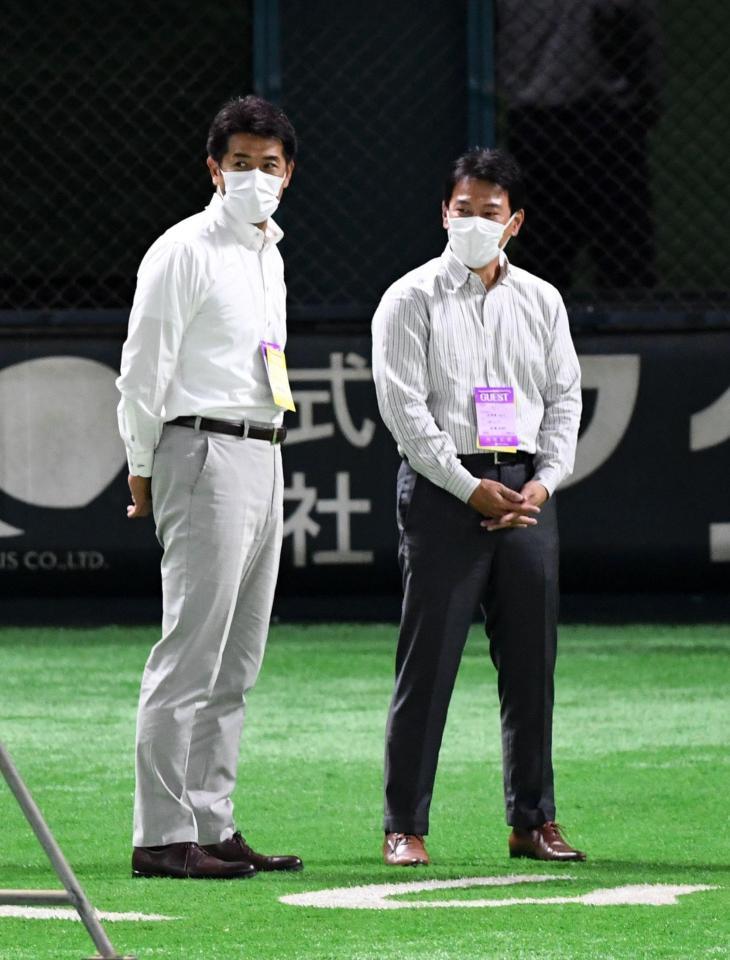 　ペイペイドームを訪れた侍ジャパンの稲葉監督（左）と井端コーチ