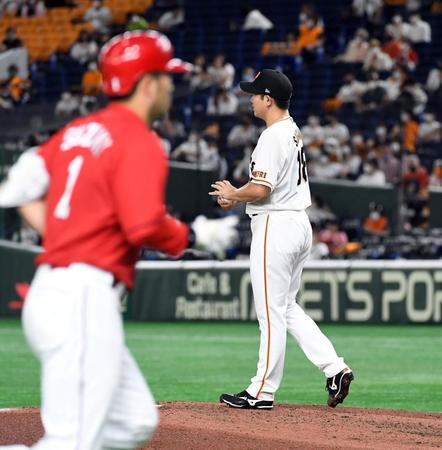 　３回、中越え２ランを打たれ、ぼう然と打球の行方を見つめる巨人・菅野