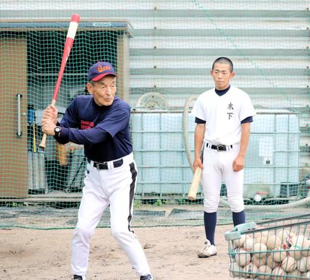 選手に打撃指導を行う片岡監督